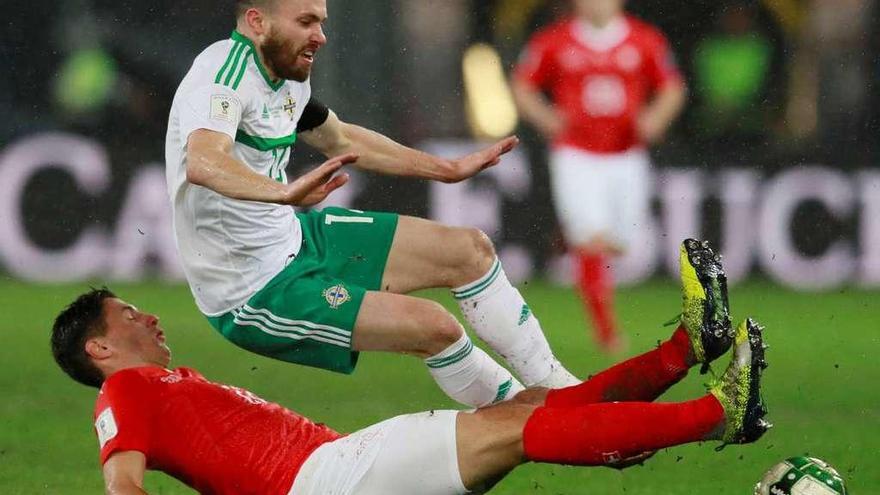 Schär rebaña ayer el balón a un jugador de Irlanda del Norte.