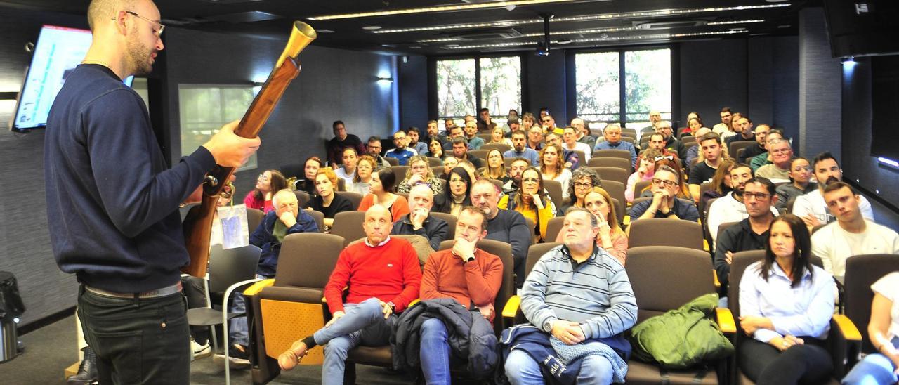 Antonio Serrano, de Armerías Serrano, muestra cómo se utilizan las armas de avancarga en el curso de los Moros y Cristianos este domingo en Elche