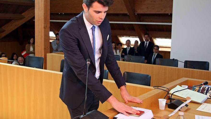 Gonzalo Louzao Dono, al tomar posesión de su cargo como edil estradense. // Bernabé/Juan Carlos Asorey