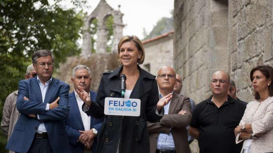 María Dolores de Cospedal, ayer en el Monasterio de San Pedro de Rocas. // Brais Lorenzo