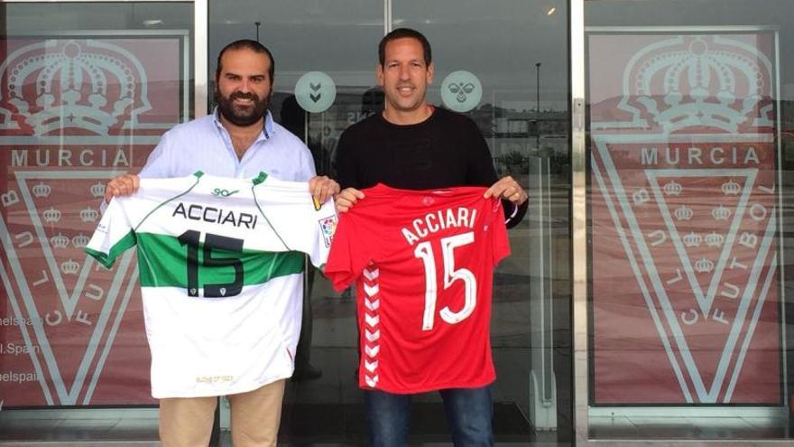 Acciari ha cedido dos camisetas a la Federación de Peñas del Murcia