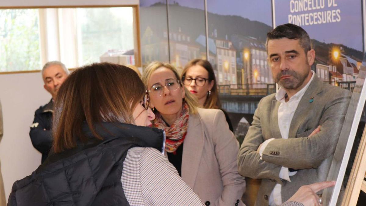 Ethel Vázquez junto al alcalde, Juan Manuel Vidal, escuchando las explicaciones del plan. xunta de galicia