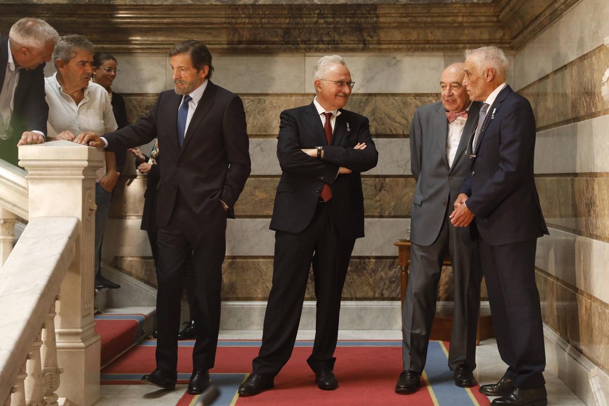 Antonio Trevín, segundo por la izquierda, junto a los expresidentes del Principado Javier Fernández, Juan Luis Rodríguez-Vigil y Pedro de Silva.