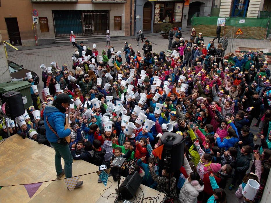 Berga enceta el Carnestoltes amb l'esmorzar de disfresses dels escolars