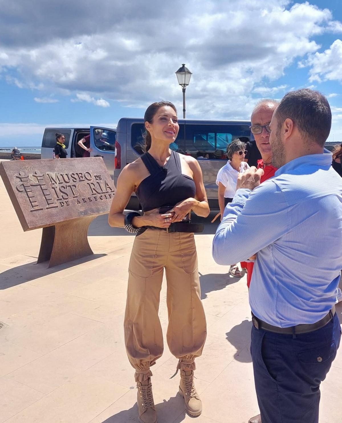 Pilar Rubio dialoga con el alcalde de Arrecife, Yonathan de León, tras la grabación del programa en Arrecife. La grabación se hizo junto al Castillo de San Gabriel.