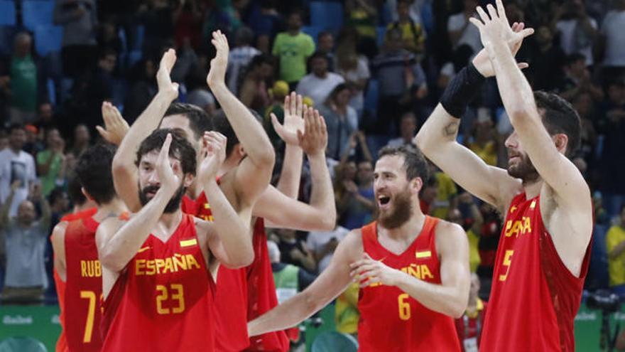 La selección española de baloncesto, ganadora de la medalla de bronce.