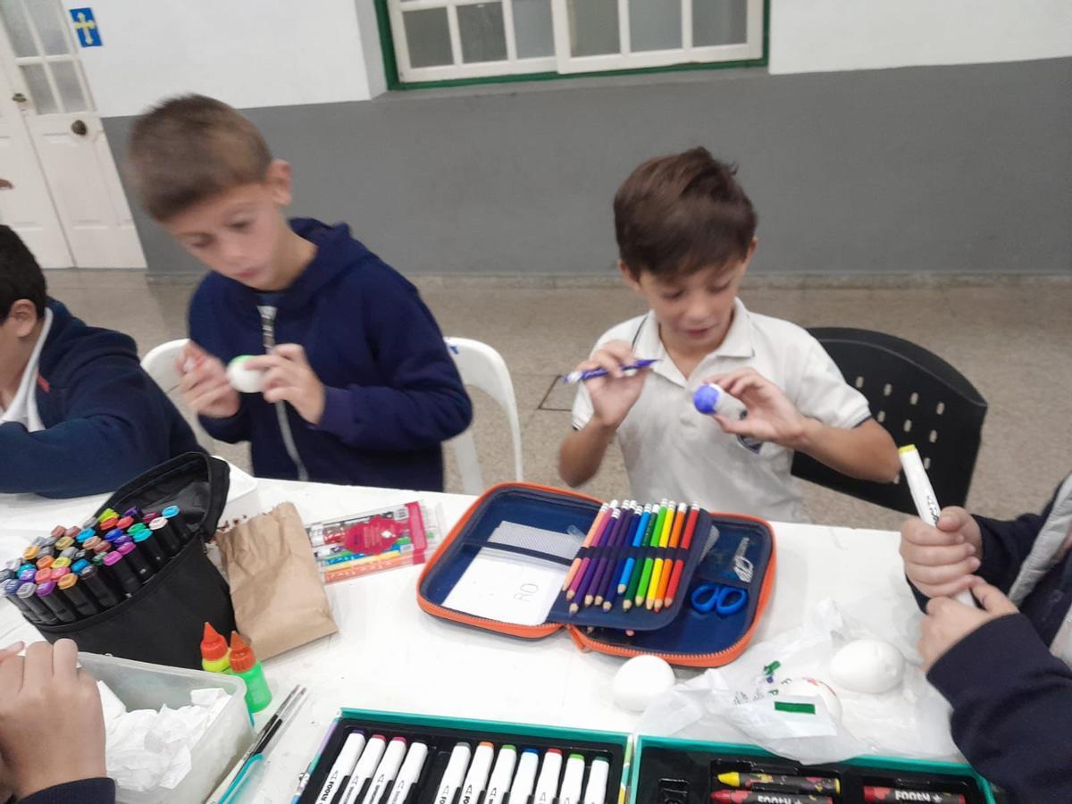 Los Güevos Pintos en el colegio Covadonga de Santa Fe