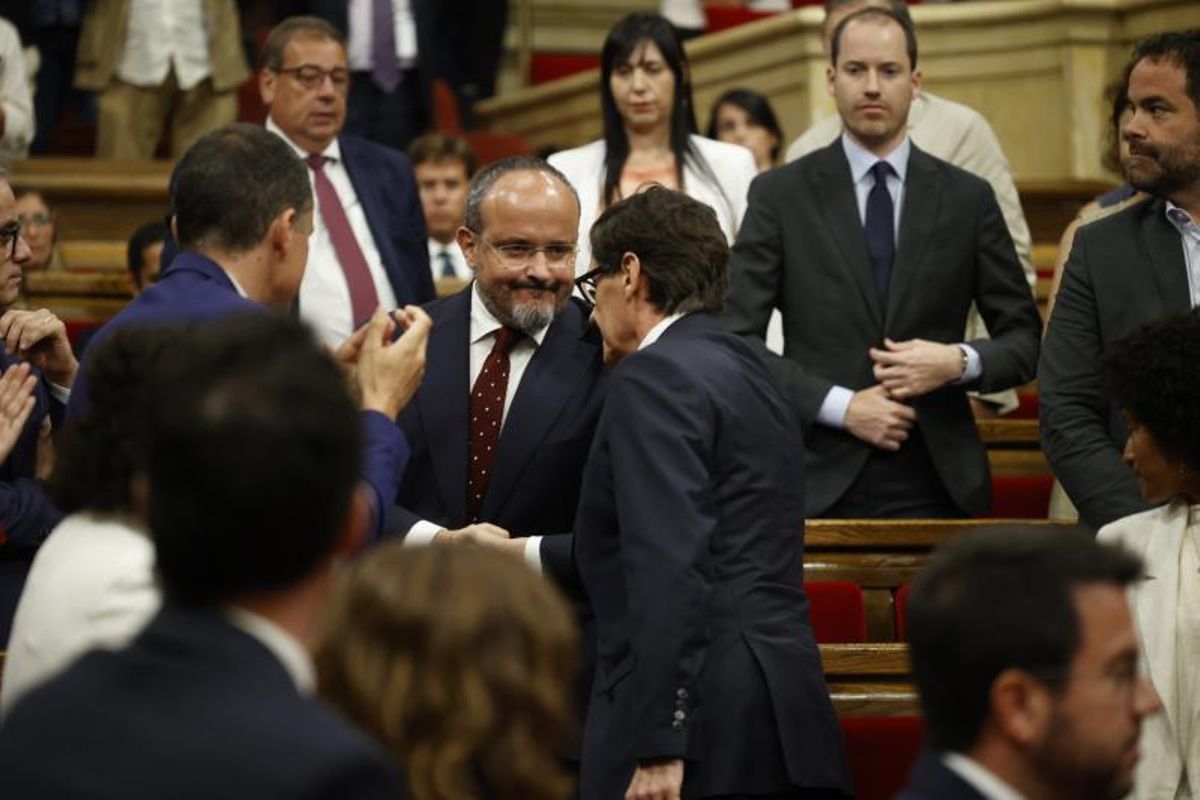 El nuevo president de la Generalitat de Catalunya, Salvador Illa, es felicitado por el el líder del PP de Catalunya, Alejandro Fernández, tras el pleno del debate de investidura.