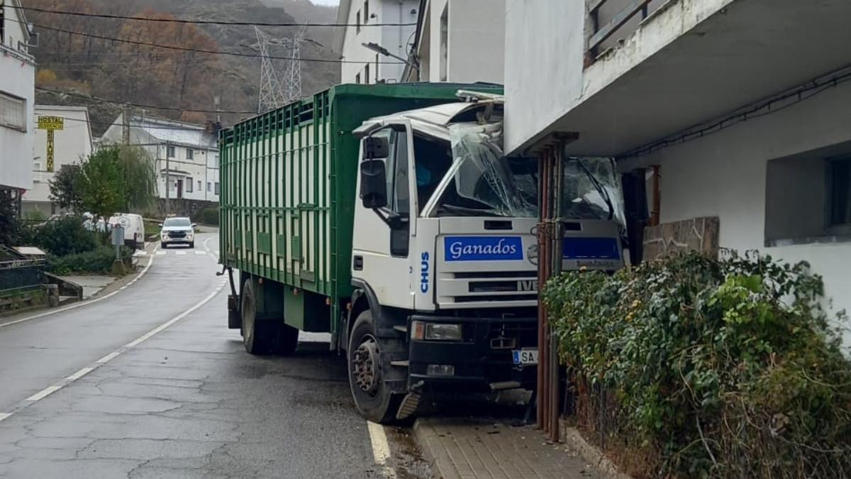 Camión accidentado contra una casa en la travesía de Ribadelago Nuevo