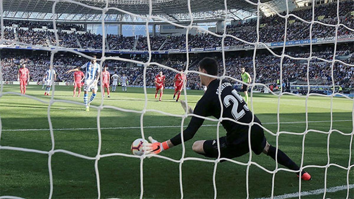 Willian José lanzó sin fe... y Courtois detuvo el penalti