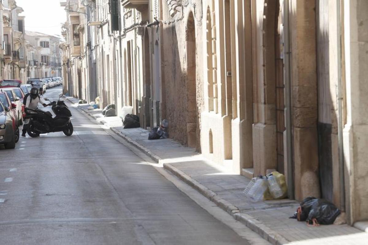 FOTOS | Las bolsas de basuras se acumulan en las calles de Llucmajor