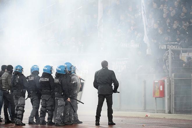 La policía italiana monta guardia hoy, durante un partido del grupo H de la Europa League entre SS Lazio - Eintacht Frankfurt, en el estadio Olimpico en Roma (Italia).