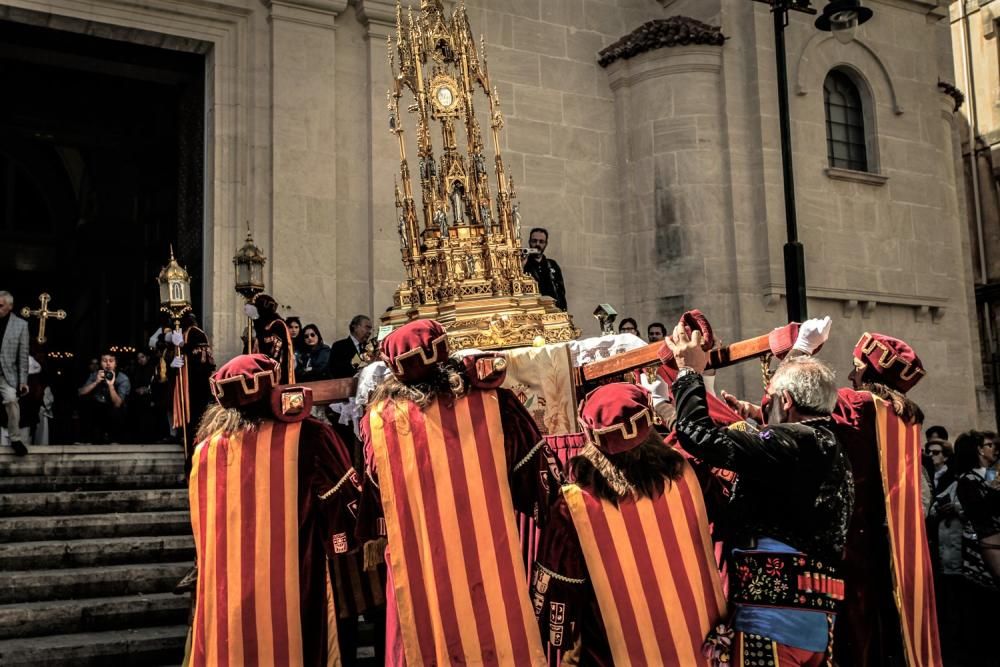 La procesión de la reliquia es uno de los actos que más agradan a los alcoyanos en el día dedicado al patrón San Jorge.