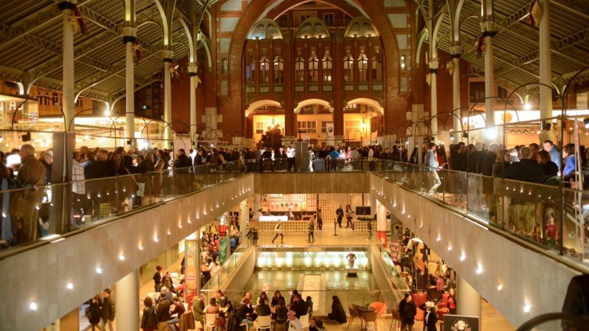 El Mercado de Colón acoge un acto solidario de los cavistas de Requena.