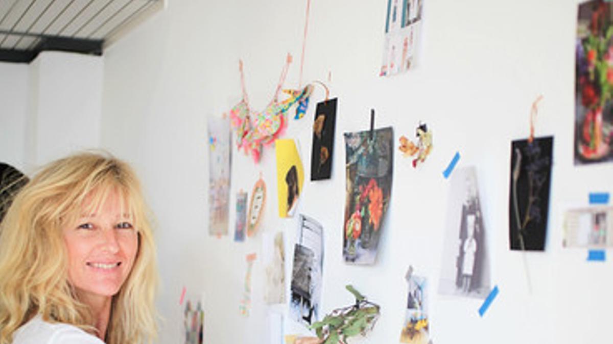 Gudy Herder trabaja en su estudio con un 'moodboard'