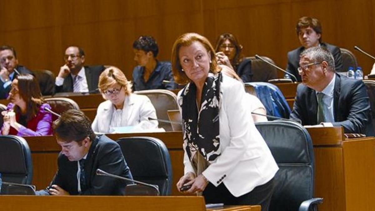La presidenta de Aragón, Luisa Fernanda Rudi, se sienta en su escaño durante el pleno que aprobó la nueva ley de lenguas.