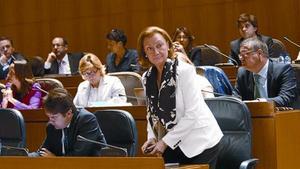 La presidenta de Aragón, Luisa Fernanda Rudi, se sienta en su escaño durante el pleno que aprobó la nueva ley de lenguas.