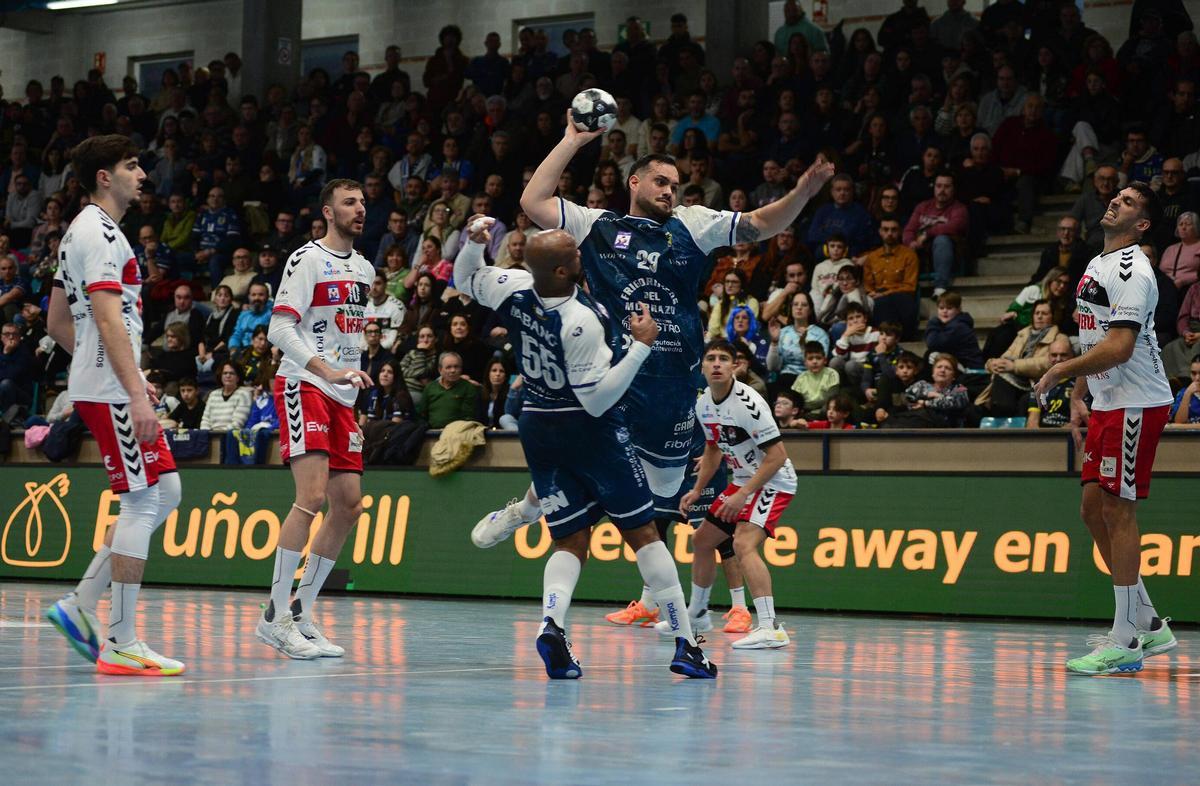 Javi García, que reapareció ayer, se prepara para anotar uno de los dos goles que marcó.