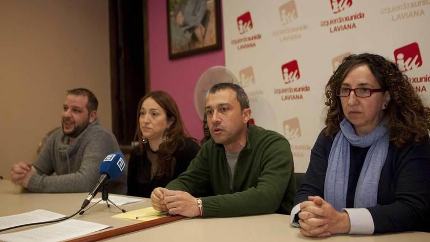 De izquierda a derecha, Javier Alonso, Leticia Gil, Ovidio Zapico y Begoña González, ayer, en la sede de IU en Pola de Laviana.