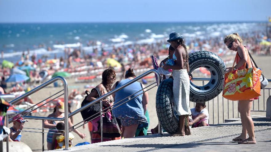 Usuarios de la playa del Inglés.