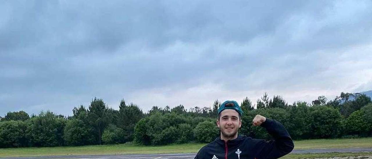 Marcos Alonso, ayer, junto a una bicicleta en la localidad pontevedresa de Porriño. // FdV