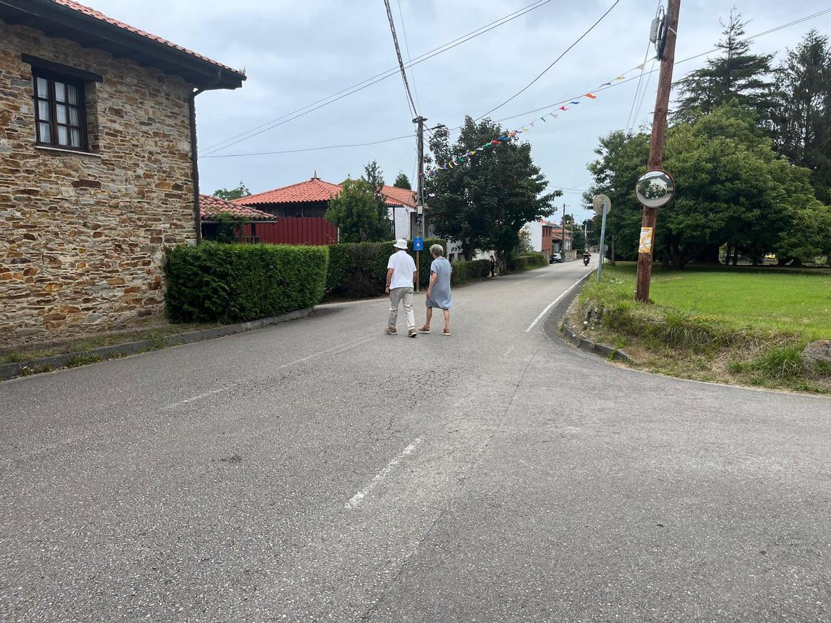 En imágenes: Los vecinos piden limitar la velocidad de los vehículos a su paso por Villademar En imágenes: Los vecinos piden limitar la velocidad de los vehículos a su paso por Villademar