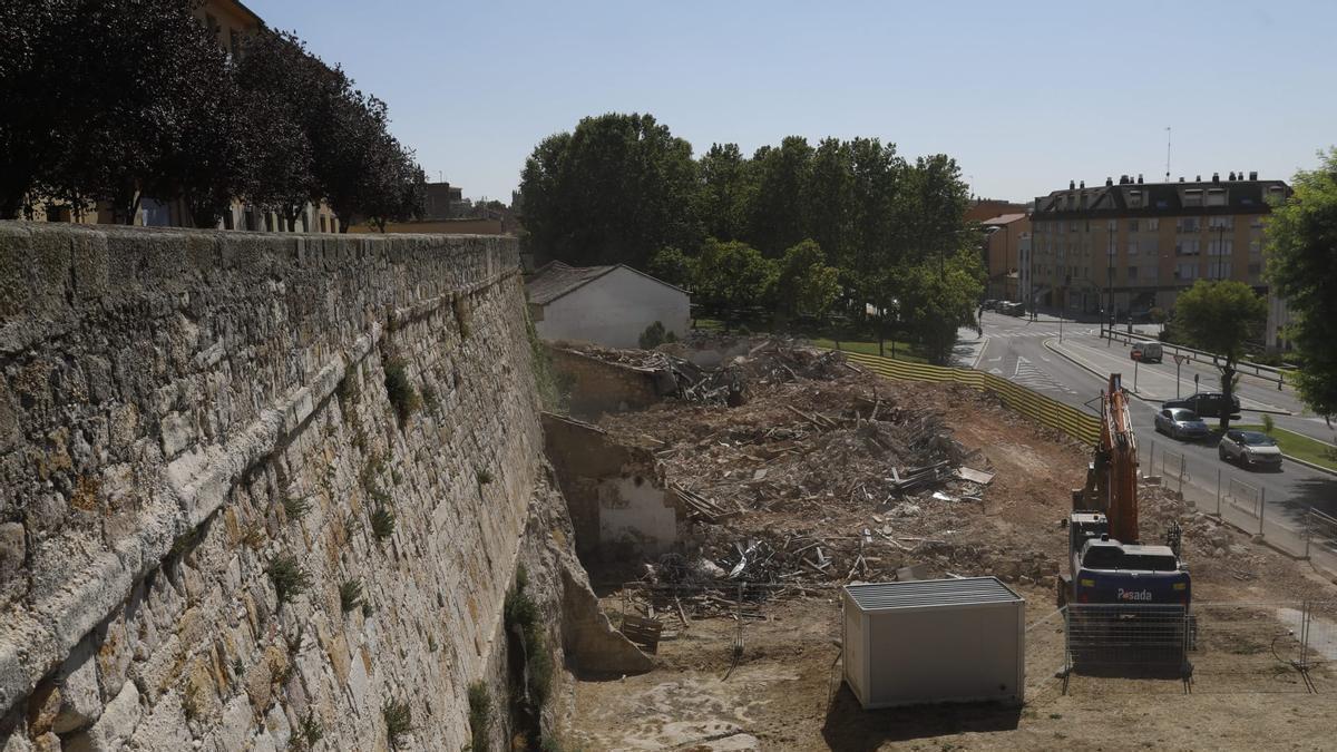 Derribo de edificaciones del tramo de muralla de la avenida de la Feria en el que se hará un corredor verde.