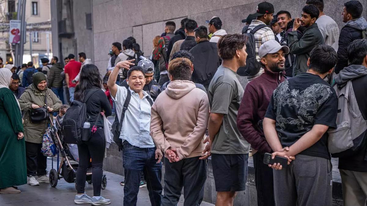 Colas en el primer día de la regularización extraordinaria de migrantes.