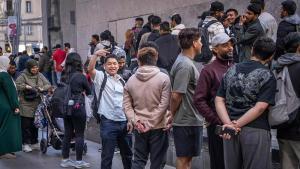 Colas en el primer día de la regularización extraordinaria de migrantes