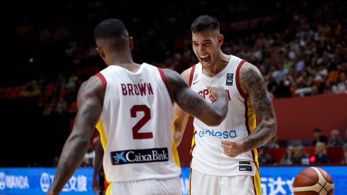 Lorenzo Brown y Willy Hernangomez celebran una canasta ante Angola