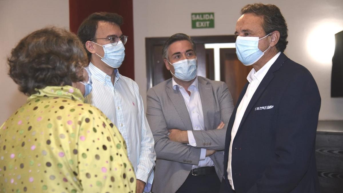 El alcalde de Torremolinos, José Ortiz, charla con los profesores de la Escuela de Arquitectura del CEU San Pablo de Madrid.