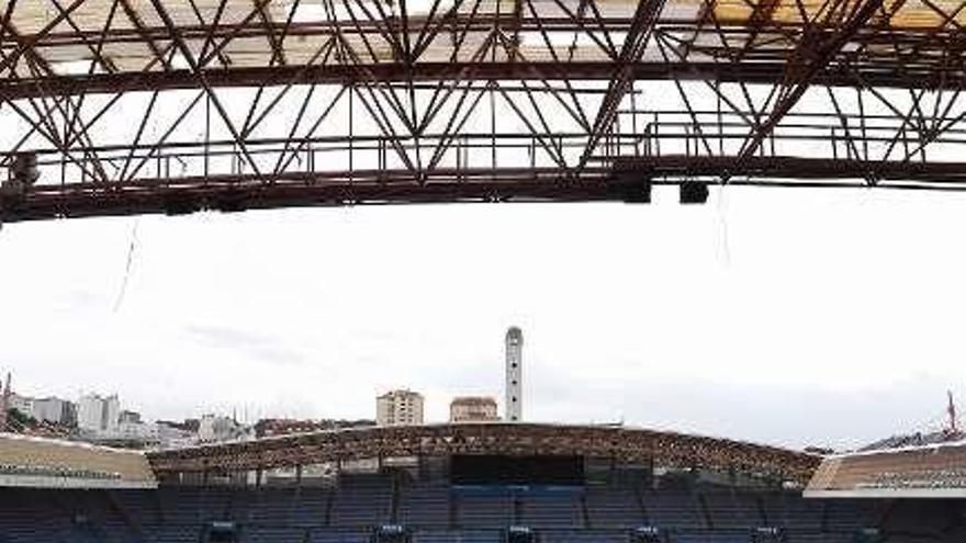 Cubierta dañada en el estadio de Riazor. // V.E.