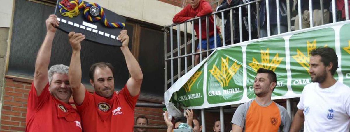 Dos vecinos de Lodosa recogen el testigo de organizar el Congreso bajo la atenta mirada del presidente y vicepresidente de la Asociación Benaventana del Toro Enmaromado.