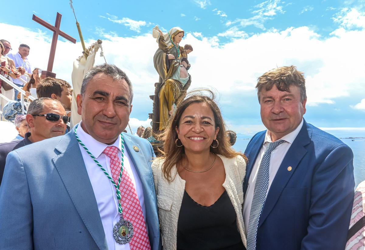 Marta Villaverde, flanqueada por José Antonio Santamaría, esquerda, e José Antonio Pérez.