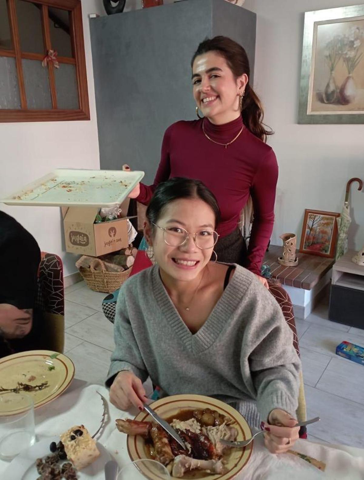 Aina López amb la seva germana, la Jana, en un àpat nadalenc