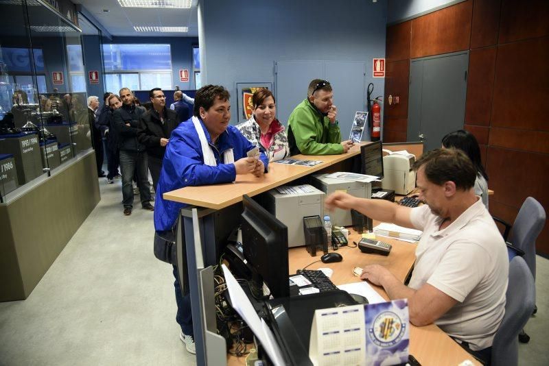 Largas colas para adquirir entradas para el derbi aragonés