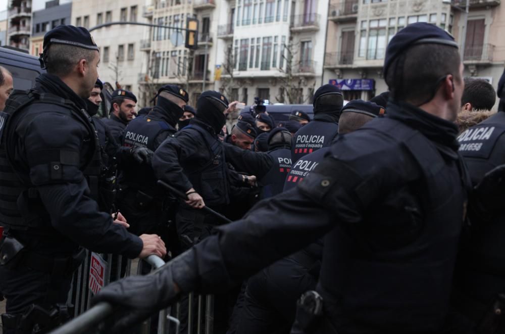 Càrregues policials davant el Museu de Lleida durant l'operació Sixena