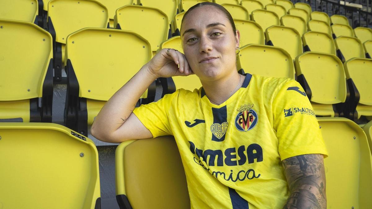 Aixa posa para SUPER y el Villarreal CF