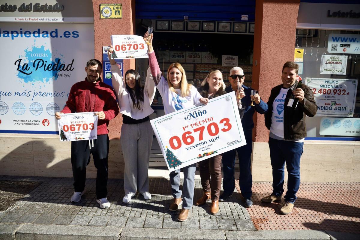 Celebración del primer premio de la lotería El Niño en la administración de La Piedad en La Goleta