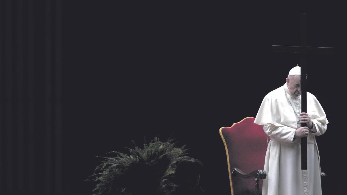 El Papa Francisco durante un via crucis en Roma.
