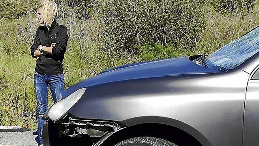 La joven, junto a su coche poco después del accidente el pasado día 5, antes de ser detenida.