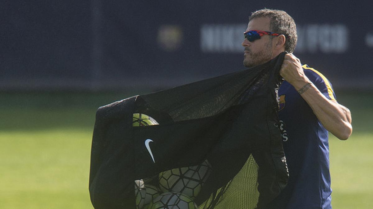 Luis Enrique, durante el entrenamiento de este martes en el ciudad deportiva del Barça