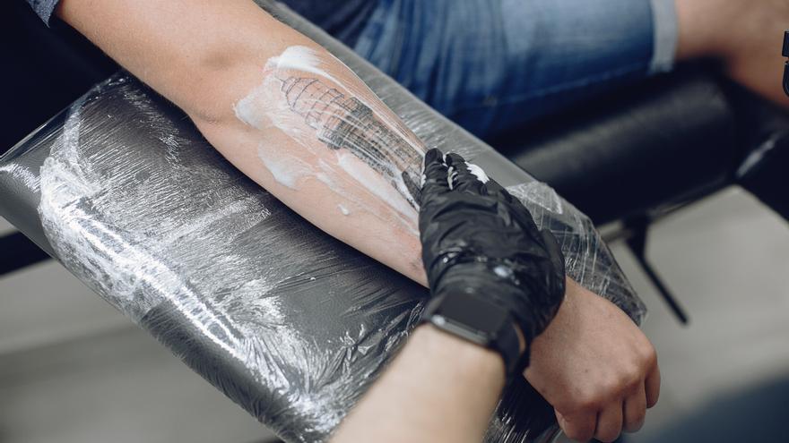 Descubre cómo eliminar tatuajes de forma segura para tu piel
