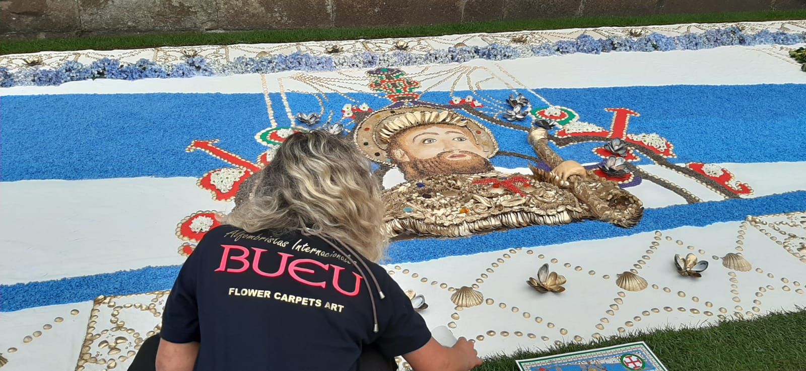La Asociación Cultural Alfombras de Bueu en Santiago en el Día del Apóstol