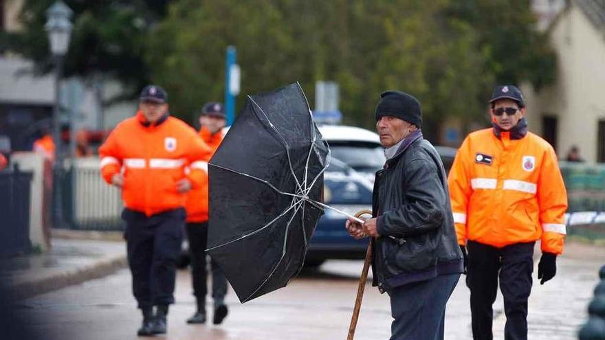 Miembros de protección civil durante un dispositivo montado en el río Duero.