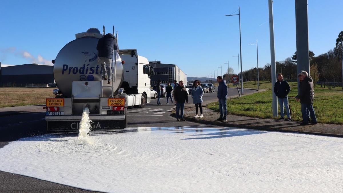 Leche derramada en Teixeiro de un camión cisterna procedente de Portugal. / UUAA