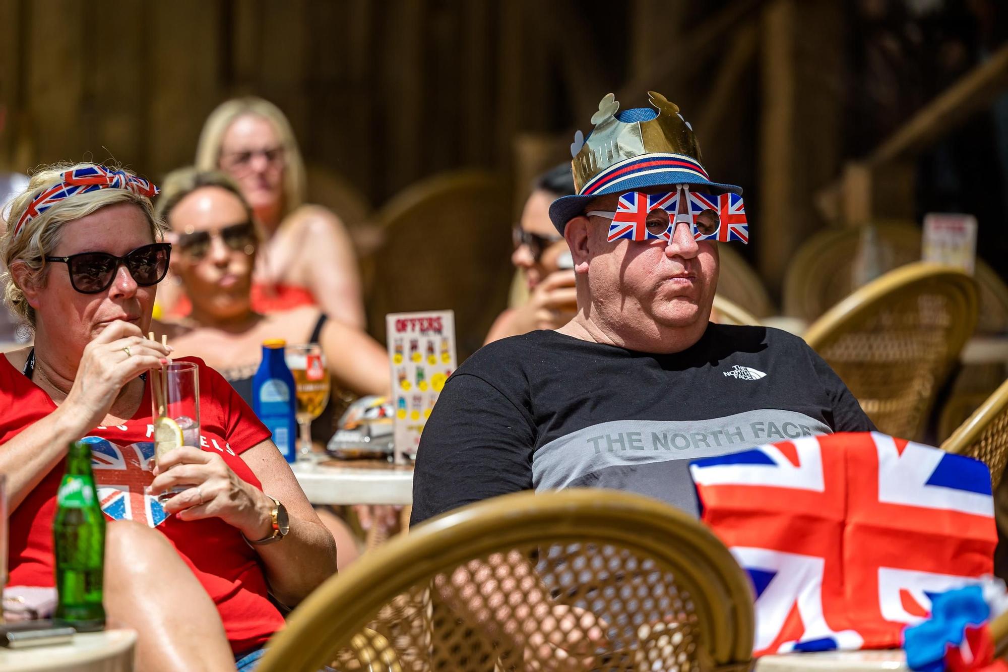 Las calles y terrazas de Benidorm llenas para celebrar la coronación de Carlos III