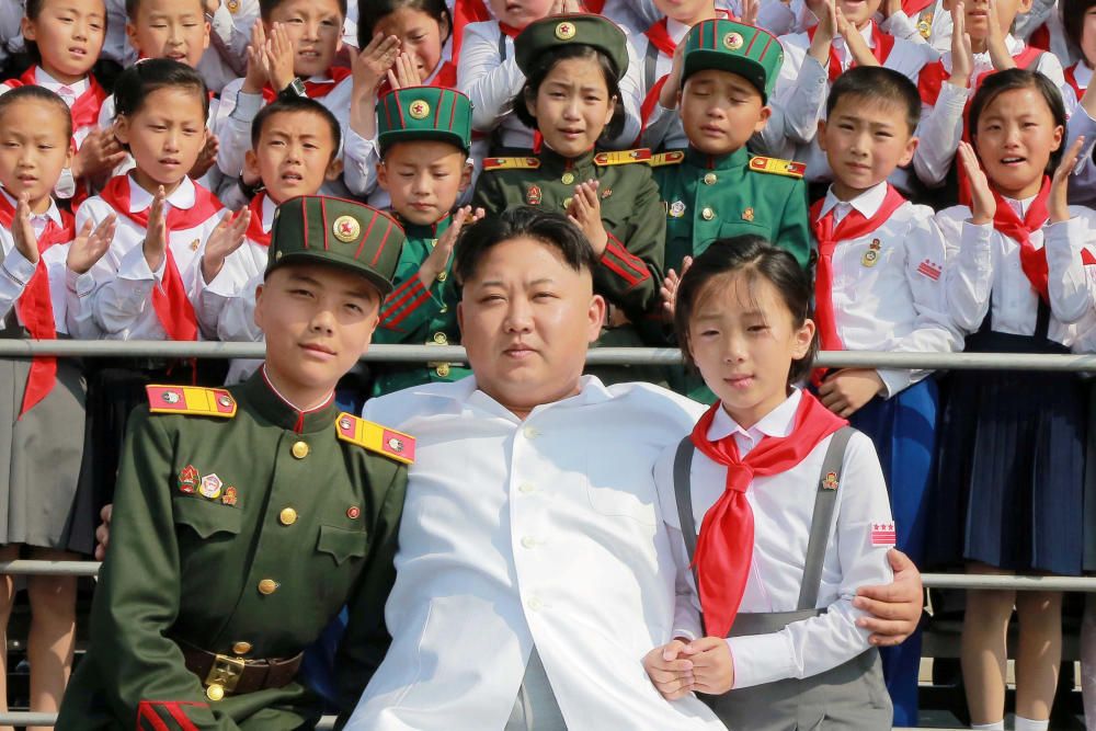 El dirigente norcoreano Kim Jong-un posa con alumnos en una actuación llamada "Somos los más felices del mundo".