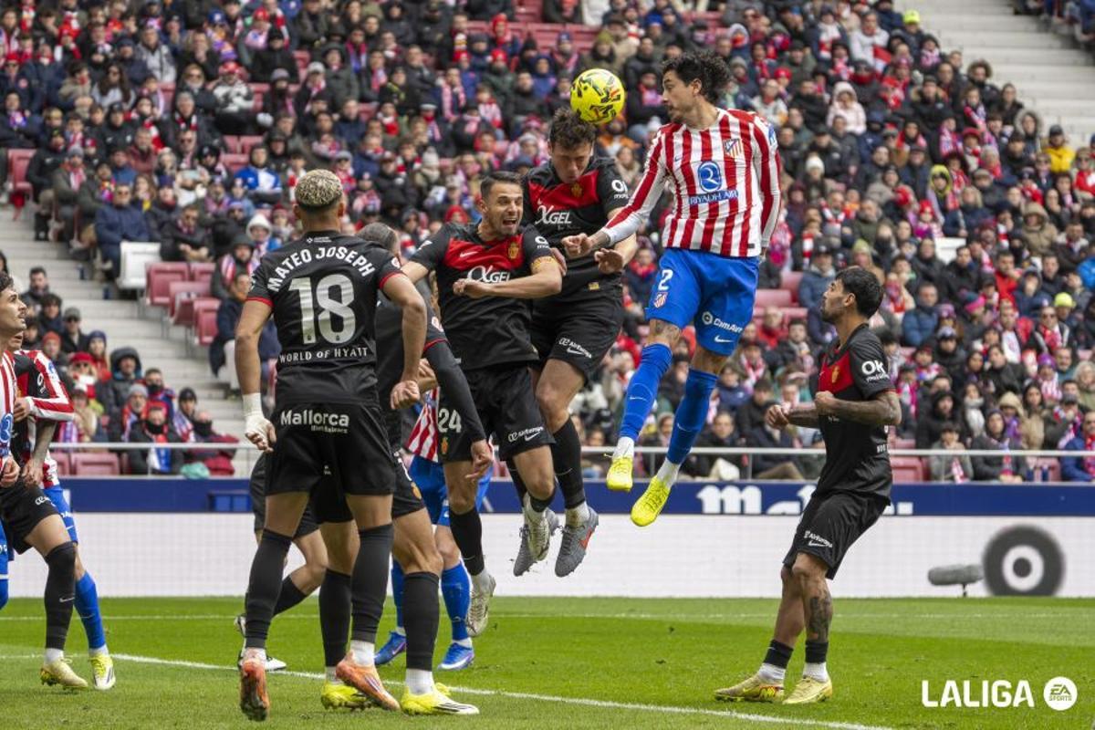 David López despeja el balón con la cabeza en el partido ante el Atlético de Madrid.