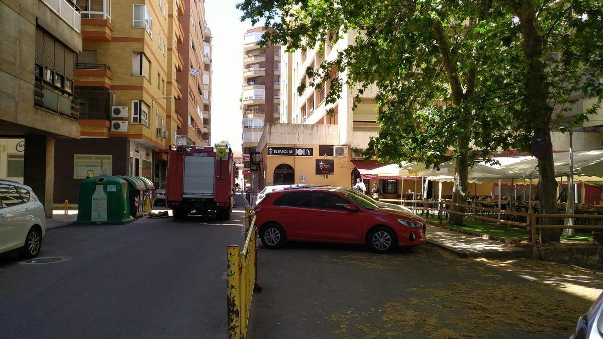 El vehículo de los bomberos en la calle La Bomba, junto al restaurante.